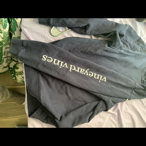 Vineyard vines sweatshirt! - Picture 2 of 3